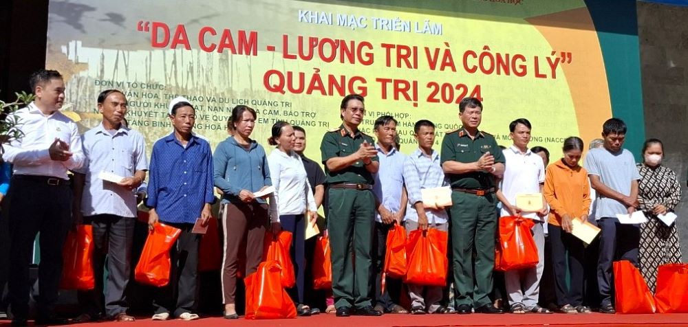 Tặng qu&agrave; cho c&aacute;c gia đ&igrave;nh nạn nh&acirc;n chất độc da cam - Ảnh: L.T